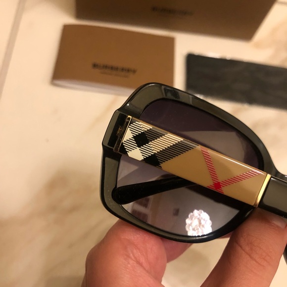 🔥NEW BURBERRY SUNGLASSES 🔥 - Picture 8 of 15